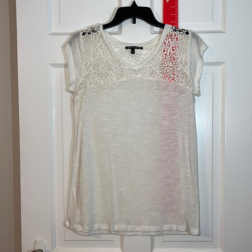 T Top with Delicate Crocheted Flowers. NWOT